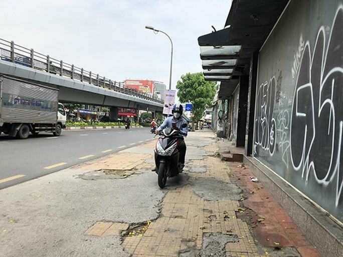 TP HCM: Nhiều vỉa hè lởm chởm - Ảnh 2. TP HCM: Nhiều vỉa hè lởm chởm - Ảnh 2.