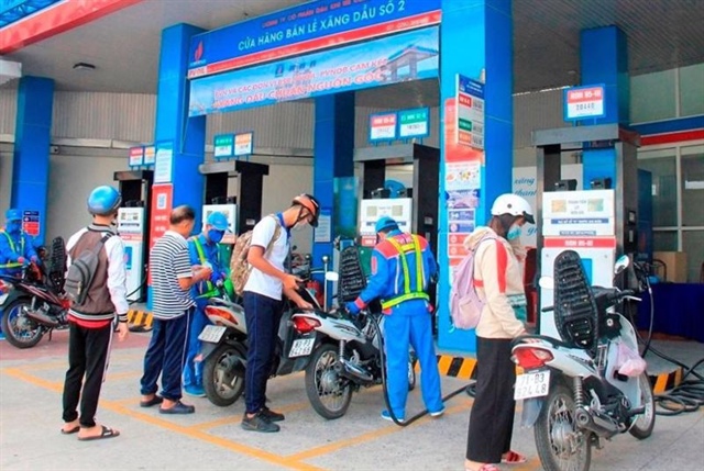 Để giảm bớt mức biến động của giá xăng dầu trong nước: Cần thay đổi cách định giá