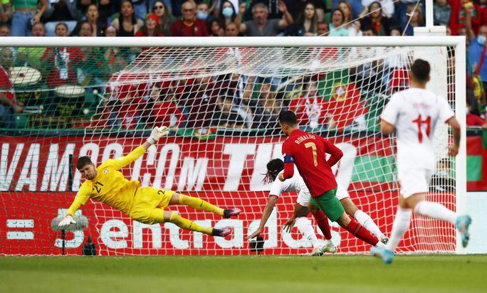 Ronaldo tỏa sáng, Bồ Đào Nha thắng áp đảo Thụy Sĩ tại Nations League - Ảnh 2.