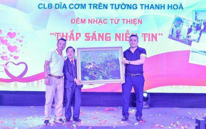 Các y, bác sĩ ở Thanh Hóa hóa thân thành ca sĩ kêu gọi từ thiện hỗ trợ bệnh nhân nghèo - Ảnh 4.