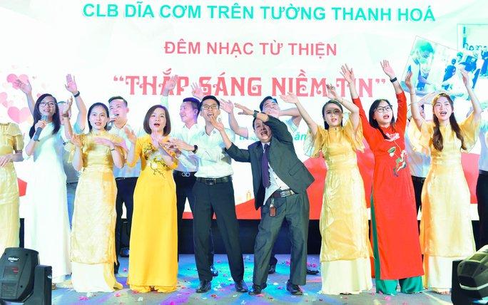 Các y, bác sĩ ở Thanh Hóa hóa thân thành ca sĩ kêu gọi từ thiện hỗ trợ bệnh nhân nghèo - Ảnh 3.