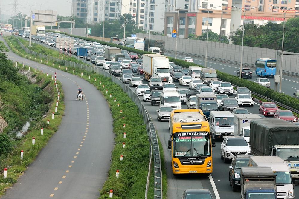 Giá nhiên liệu ‘leo thang’, đề xuất giảm phí, lệ phí - Ảnh 1