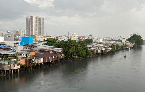 Nhà trên và ven kênh, rạch: Sốt ruột chờ di dời - Ảnh 1.