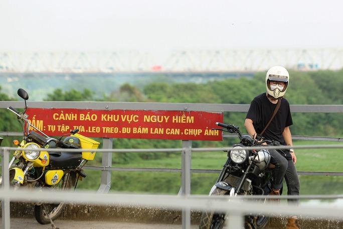 Cầu Long Biên xuống cấp, người dân ngó lơ cảnh báo - Ảnh 10.