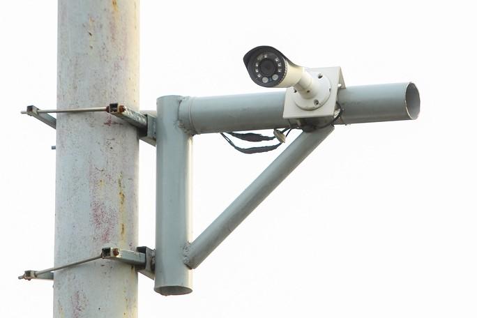 Cầu Long Biên xuống cấp, người dân ngó lơ cảnh báo - Ảnh 9.