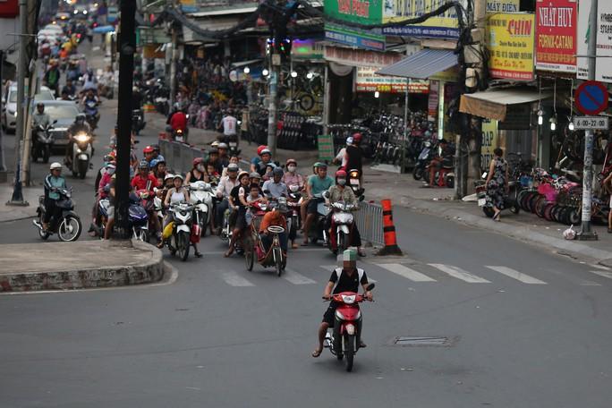 Văn hóa giao thông: Chế tài mạnh, đánh vào túi tiền mới đủ sức răn đe - Ảnh 1.