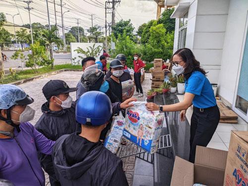 Gian hàng phúc lợi lưu động dành cho công nhân - Ảnh 1.