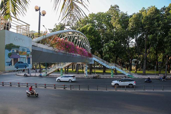 Phát huy tác dụng cầu bộ hành - Ảnh 1. Phát huy tác dụng cầu bộ hành - Ảnh 1.