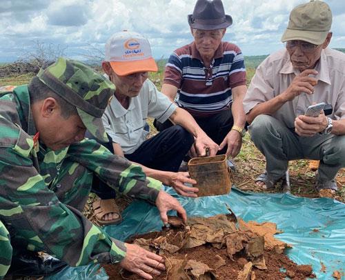 RONG RUỔI TÌM MỘ LIỆT SĨ (*): Vào Tây Nguyên sống để tìm đồng đội - Ảnh 1.