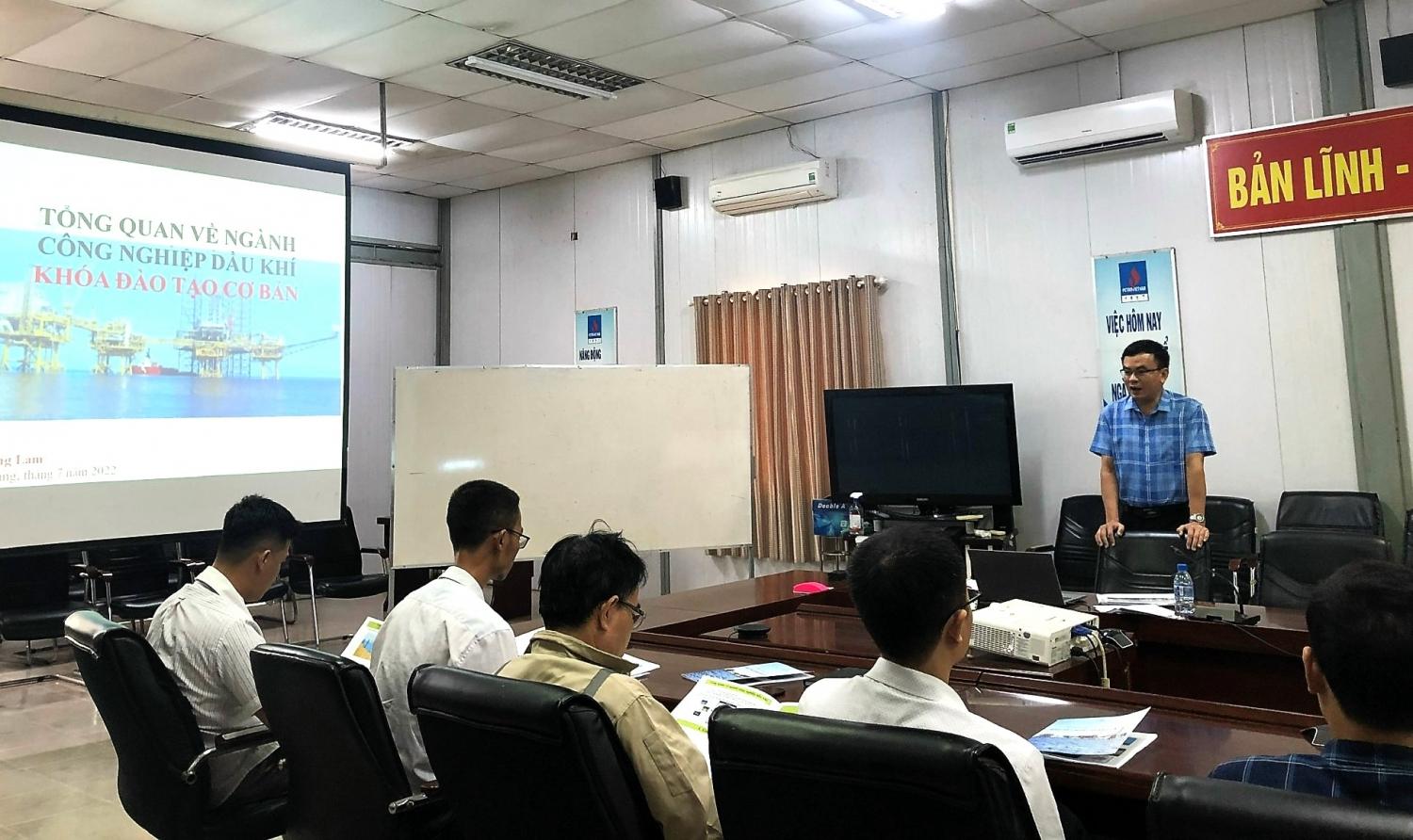 Petrovietnam tổ chức thành công 2 khóa đào tạo nội bộ về “Tổng quan ngành công nghiệp dầu khí”