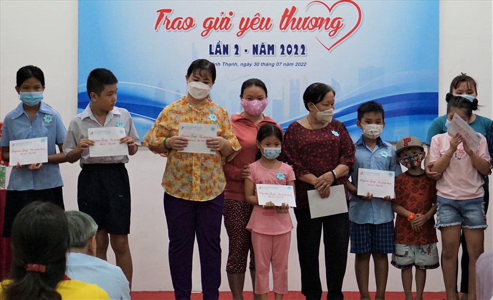 Trao 49 sổ tiết kiệm cho trẻ mồ côi vì COVID-19, có hoàn cảnh khó khăn