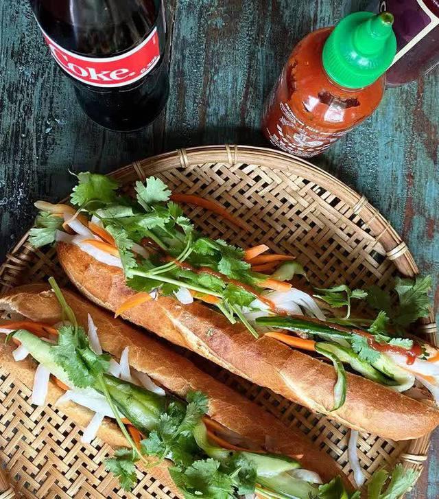 Việt Nam có 6 tiệm bánh mì “xuất ngoại” vang dội, khách nước ngoài phải xếp hàng dài chờ đến lượt  - Ảnh 21.