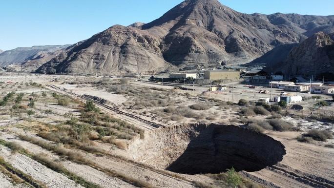 Chile: Hố tử thần lan nhanh, giới chức ra mệnh lệnh khẩn - Ảnh 3.