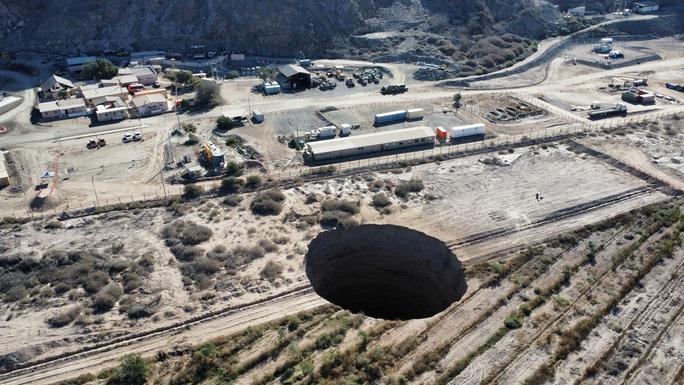 Chile: Hố tử thần lan nhanh, giới chức ra mệnh lệnh khẩn - Ảnh 2.