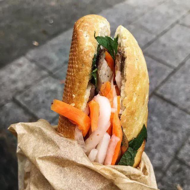 Việt Nam có 6 tiệm bánh mì “xuất ngoại” vang dội, khách nước ngoài phải xếp hàng dài chờ đến lượt  - Ảnh 23.