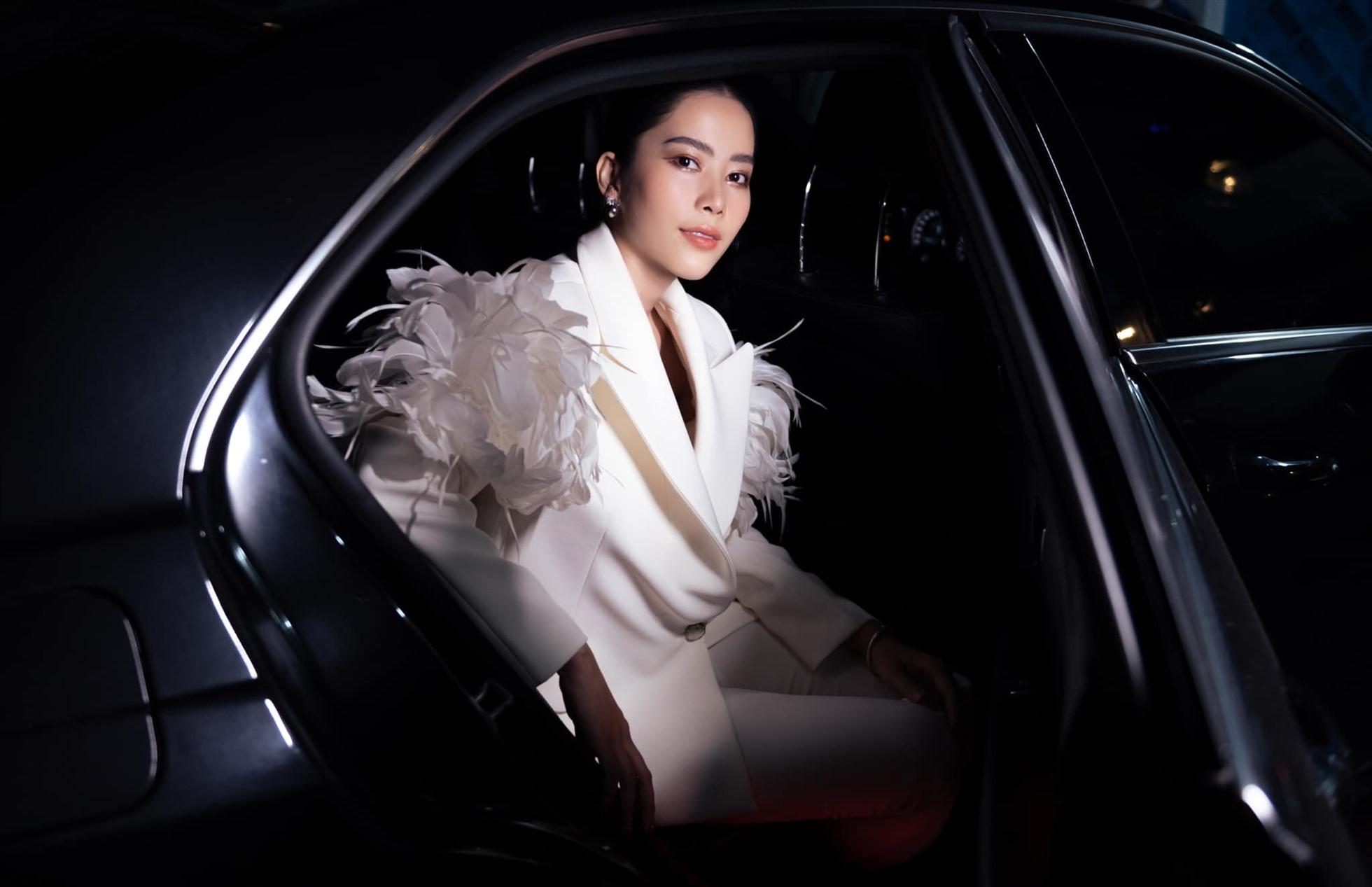 Nam Em trước đó được đánh giá là một trong những cái tên tiềm năng trong cuộc thi Miss World Vietnam 2022 (Hoa hậu Thế giới Việt Nam 2022). Tuy nhiên, Nam Em chỉ dừng chân ở top 10.