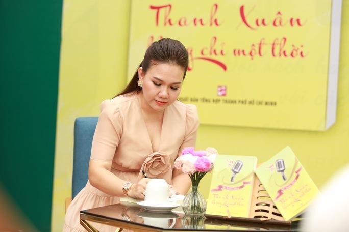 Nữ MC kỳ cựu ra mắt tập bút ký về thanh xuân - Ảnh 2.