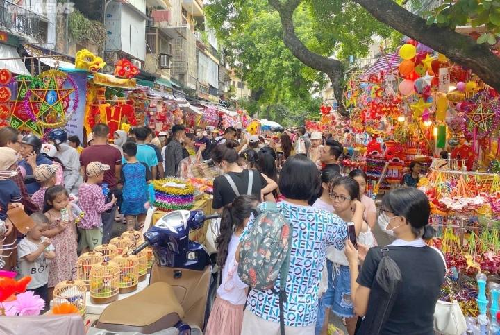 Khách nườm nượp mua đồ chơi trung thu, tiểu thương vẫn than kém xa trước dịch - Ảnh 1.