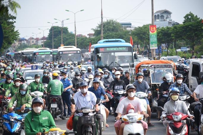 Người dân trở lại Thủ đô, cửa ngõ phía Nam ùn tắc hàng km - Ảnh 11.