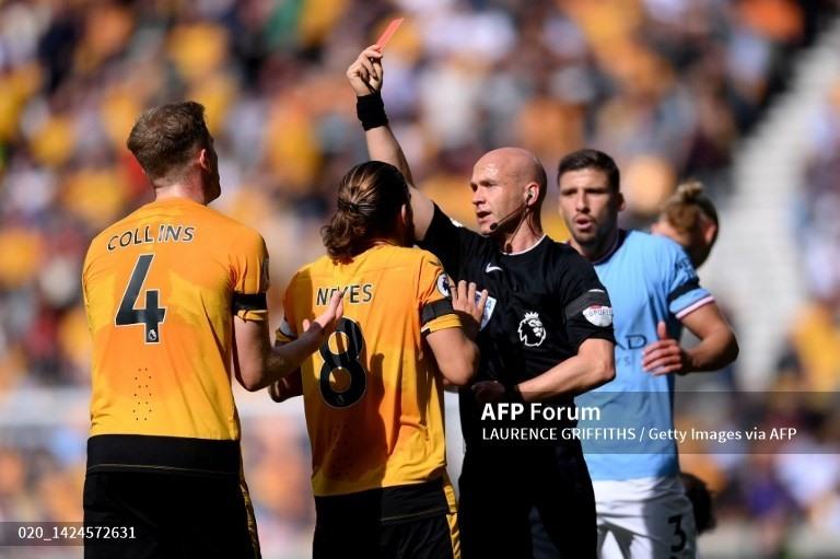 Collins nhận thẻ đỏ, đẩy Wolves vào tình thế khó khăn. Ảnh: AFP.
