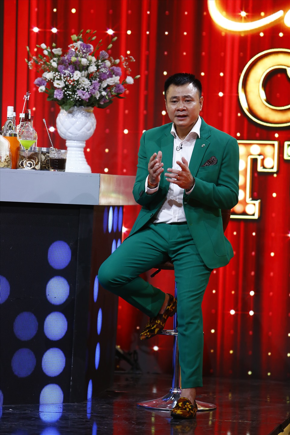 NSND Tự Long chia sẻ hài hước khi đón cậu con trai thứ 3 ở tuổi gần 50. Ảnh: VTV