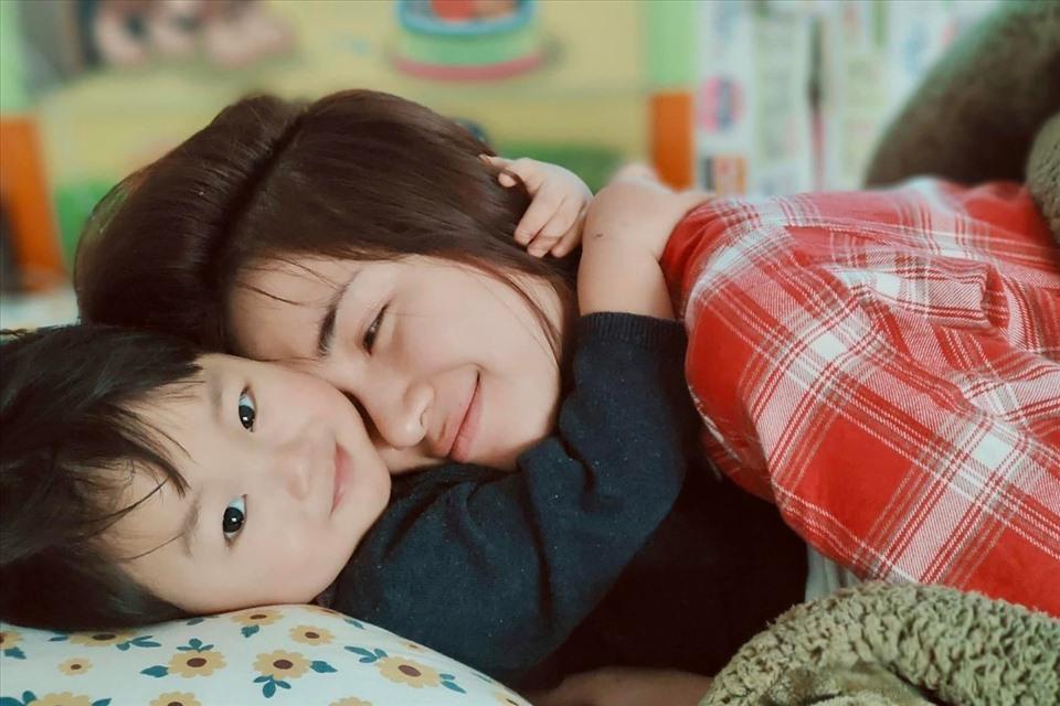 Hoà Minzy và con trai Bo luôn nhận được sự quan tâm của khán giả. Ảnh: NVCC