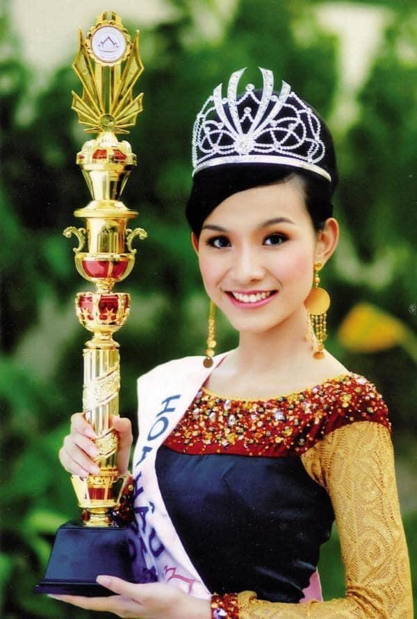 Hoa hậu Hoàn Vũ đầu tiên của Việt Nam và cuộc sống viên mãn bên chồng và 3 con - Ảnh 1.