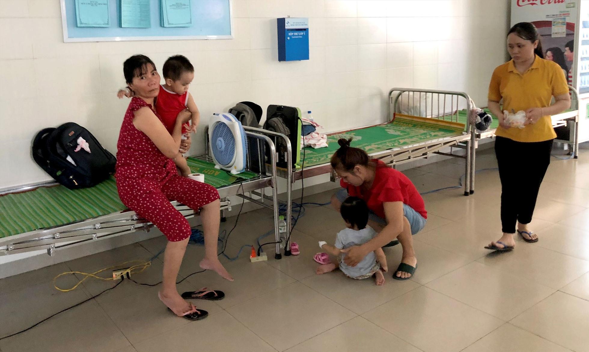 Nhiều bệnh nhi phải nằm giường đặt ở hành lang vì các phòng bệnh đều kín chỗ.