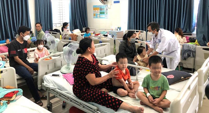 Khoa Nhi hô hấp, Bệnh viện Sản - Nhi tỉnh Quảng Ngãi đang quá tải với số lượng bệnh nhi nhập viện tăng cao đột biến.