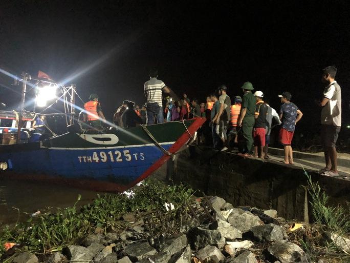 9 ngư dân trên tàu cá gặp nạn giữa biển khơi - Ảnh 1. 9 ngư dân trên tàu cá gặp nạn giữa biển khơi - Ảnh 1.