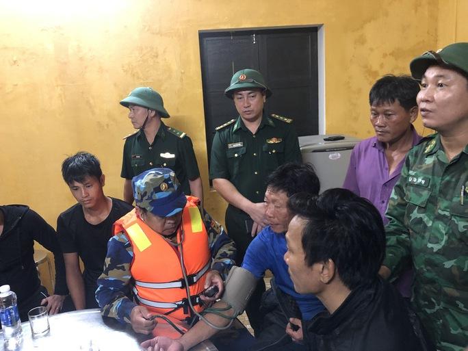 9 ngư dân trên tàu cá gặp nạn giữa biển khơi - Ảnh 2. 9 ngư dân trên tàu cá gặp nạn giữa biển khơi - Ảnh 2.