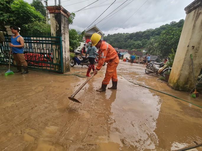 Lũ quét kinh hoàng cuốn trôi nhiều nhà dân, thiệt hại khoảng 100 tỉ đồng - Ảnh 9.