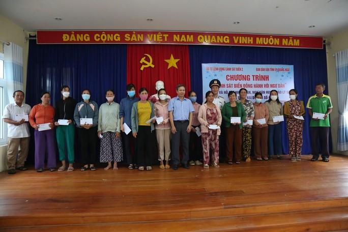 Vùng Cảnh sát biển 2 hỗ trợ nhân dân Lý Sơn khắc phục hậu quả bão số 4 - Ảnh 2. Vùng Cảnh sát biển 2 hỗ trợ nhân dân Lý Sơn khắc phục hậu quả bão số 4 - Ảnh 2.