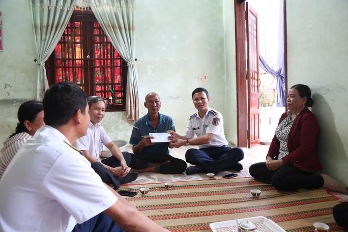 Vùng Cảnh sát biển 2 hỗ trợ nhân dân Lý Sơn khắc phục hậu quả bão số 4 - Ảnh 1. Vùng Cảnh sát biển 2 hỗ trợ nhân dân Lý Sơn khắc phục hậu quả bão số 4 - Ảnh 1.