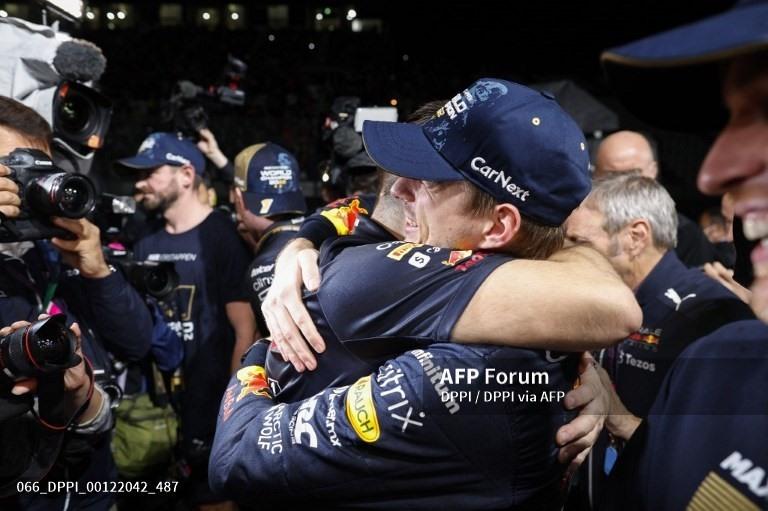 Max Verstappen ăn mừng cùng đồng đội và người hâm mộ.  Ảnh: AFP