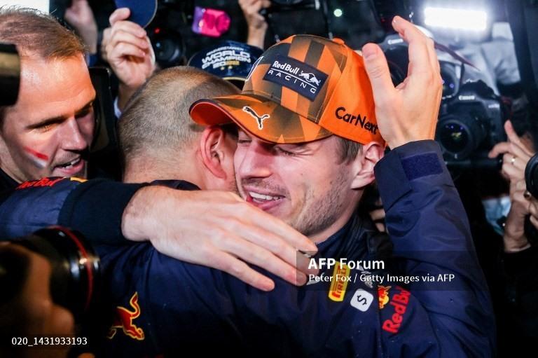 Max Verstappen ăn mừng cùng đồng đội và người hâm mộ.  Ảnh: AFP