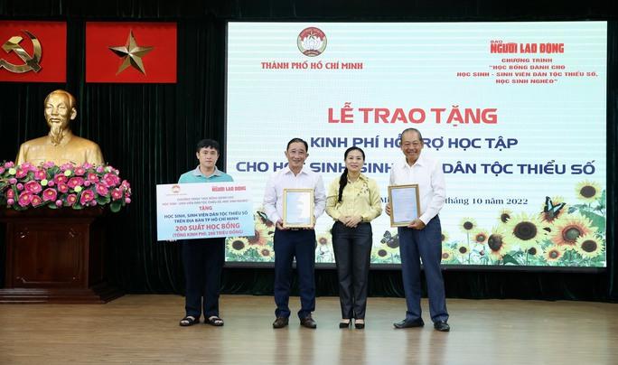 200 phần quà cho học sinh, sinh viên dân tộc thiểu số, học sinh nghèo ở TP HCM - Ảnh 3.