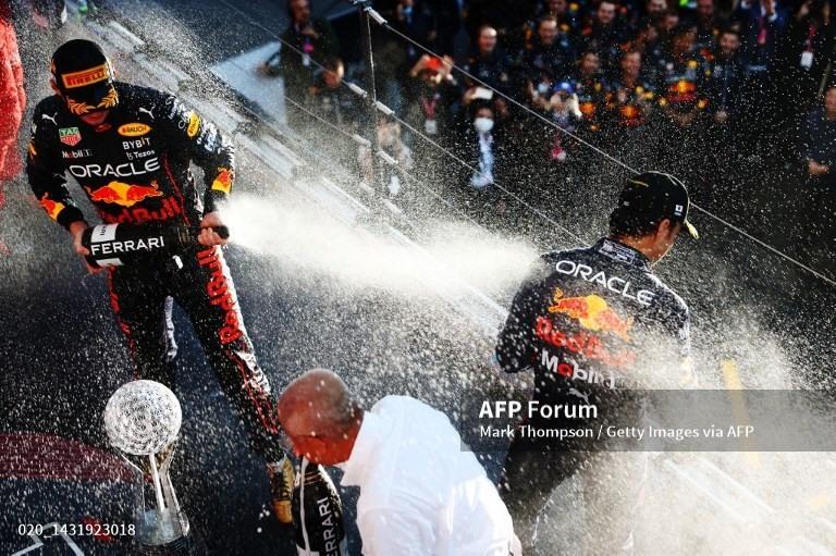 Max Verstappen ăn mừng cùng đồng đội và người hâm mộ.  Ảnh: AFP