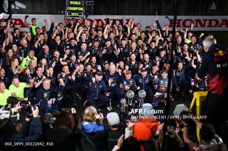 Max Verstappen ăn mừng cùng đồng đội và người hâm mộ.  Ảnh: AFP