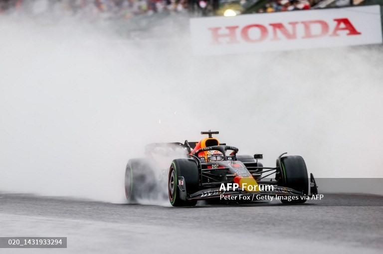 Verstappen bỏ xa bỏ xa Leclerc 7 giây khi cuộc đua còn 25 phút cuối.  Ảnh: AFP