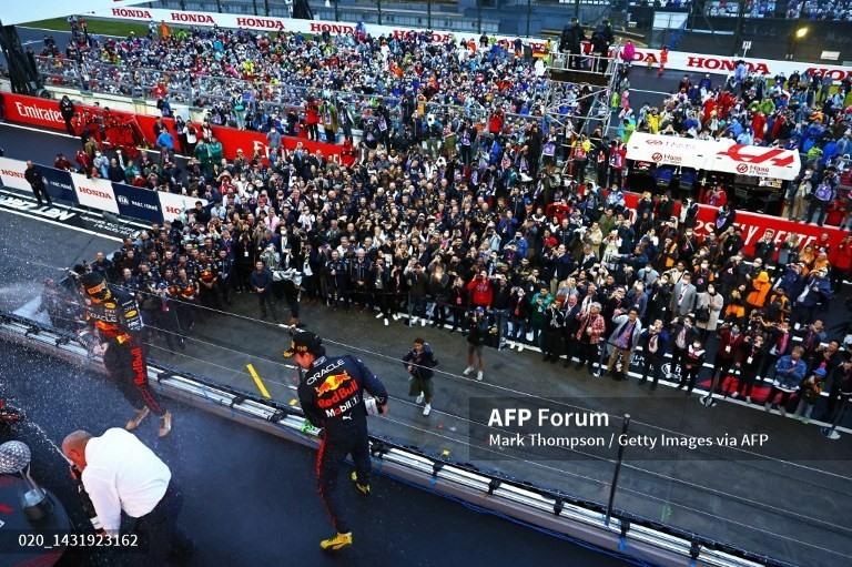 Max Verstappen ăn mừng cùng đồng đội và người hâm mộ.  Ảnh: AFP