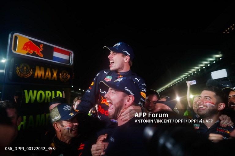 Max Verstappen ăn mừng cùng đồng đội và người hâm mộ.  Ảnh: AFP