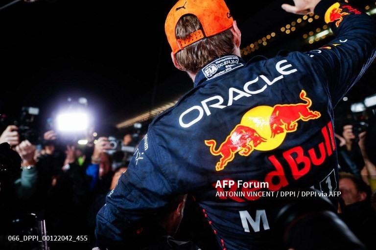 Max Verstappen ăn mừng cùng đồng đội và người hâm mộ.  Ảnh: AFP