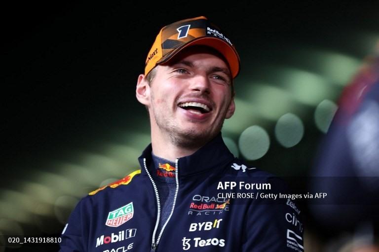 Max Verstappen ăn mừng cùng đồng đội và người hâm mộ.  Ảnh: AFP