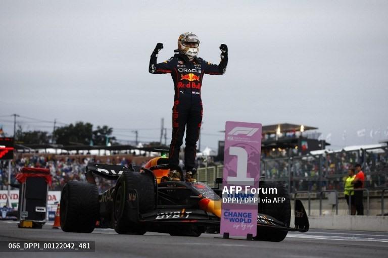 Max Verstappen ăn mừng cùng đồng đội và người hâm mộ.  Ảnh: AFP