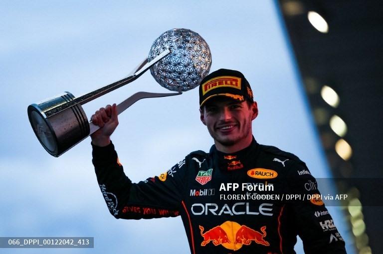 Max Verstappen ăn mừng cùng đồng đội và người hâm mộ.  Ảnh: AFP