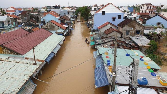 Phố cổ Hội An lênh láng nước, đất đá sạt xuống đường Hồ Chí Minh nhánh Tây Quảng Trị - Ảnh 17.