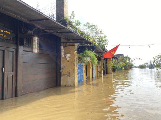 Phố cổ Hội An lênh láng nước, đất đá sạt xuống đường Hồ Chí Minh nhánh Tây Quảng Trị - Ảnh 3.