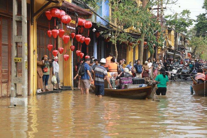 Phố cổ Hội An lênh láng nước, đất đá sạt xuống đường Hồ Chí Minh nhánh Tây Quảng Trị - Ảnh 13.