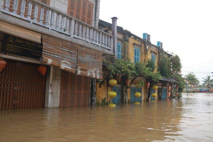 Phố cổ Hội An lênh láng nước, đất đá sạt xuống đường Hồ Chí Minh nhánh Tây Quảng Trị - Ảnh 12.